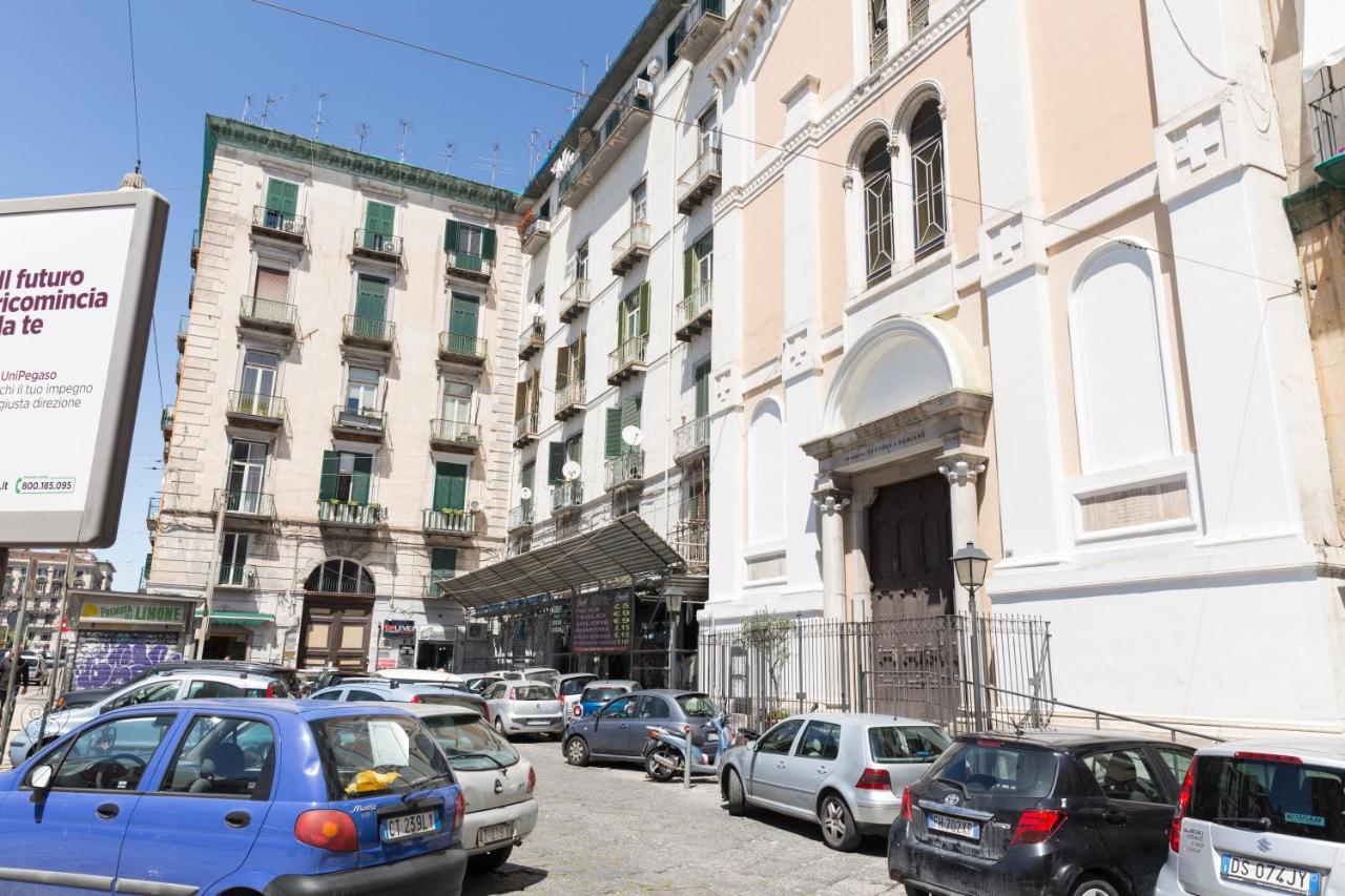 B&B Donna Adelina Napoli Bagian luar foto